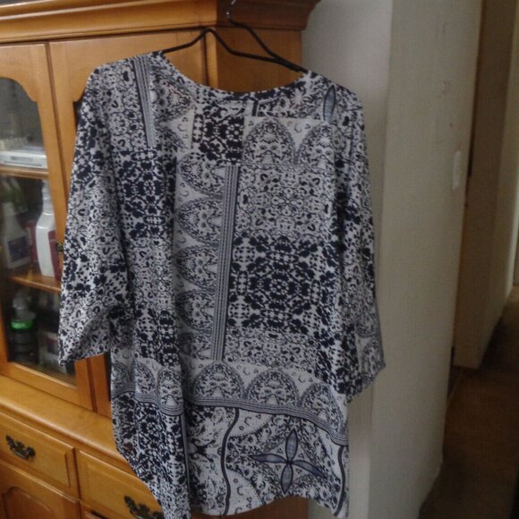 Avenue  Plus size 22/24 Shirt NWOT - Picture 3 of 3